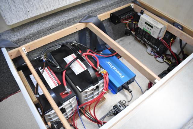 ツインサブバッテリー　パワータイト１５００Wインバーター　コンバーター　走行充電　ソーラーパネル