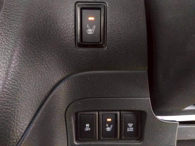 シートヒーター♪運転席・助手席にヒーターを配置。長時間のドライブで負担のかかりやすい腰、寒い日や夏の冷房中に冷えやすい下肢を温めます♪