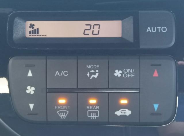 オートエアコン♪簡単操作で快適に過ごせます。希望の温度に自動調整してくれるので便利です♪