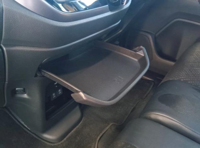 センターテーブル装備♪車内での食事や小物置きに便利です♪