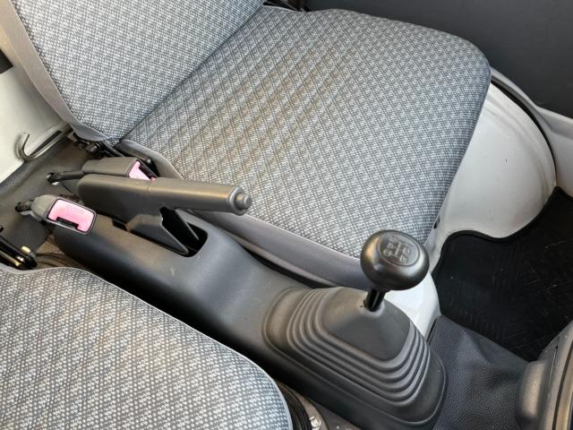 シエルはスタッフのほとんどが国家資格整備士です。プロの整備士目線で故障の確率の低い車両を仕入れ、安心して乗れるようしっかりメンテナスしてから納車しております!