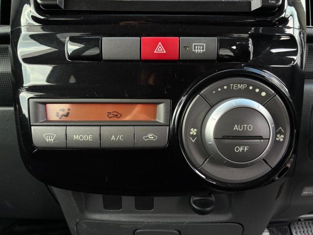 AUTOエアコンで設定した温度に快適に保ってくれます。