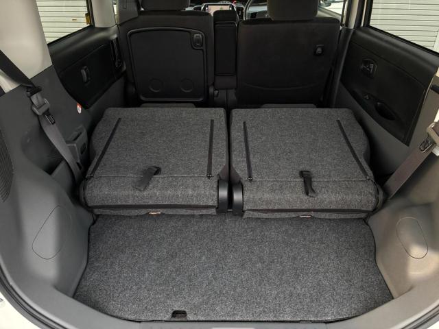 後席を倒すと大きい荷物も楽々入ります!