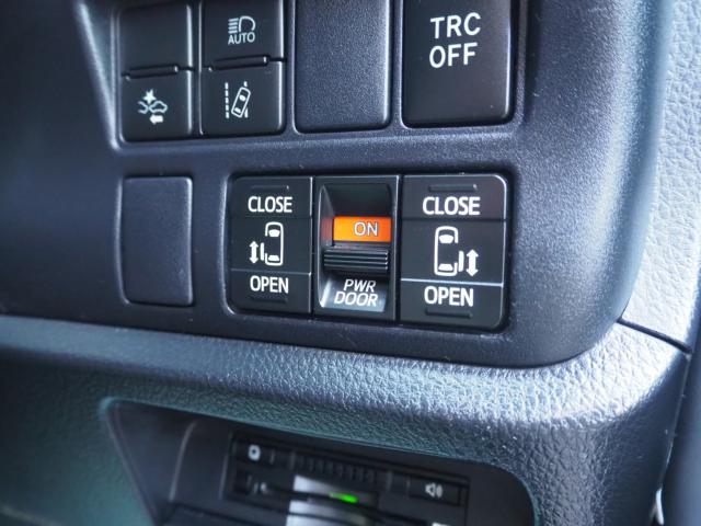 小さなお子さま連れでのドライブや荷物の多い際にも嬉しい両側パワースライドドア!