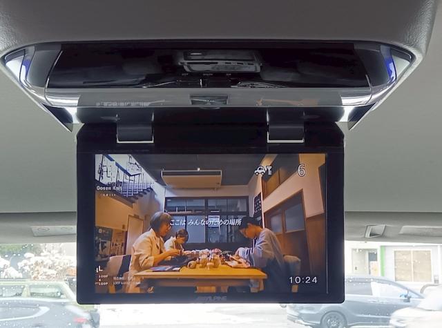 後部座席でも大迫力の映像を楽しめる便利アイテム♪フリップダウンモニター装備♪