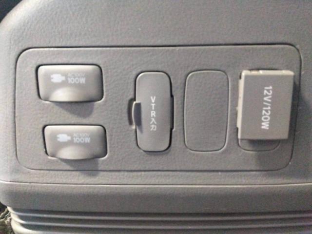 後部座席の足元にはＡＣ電源も豊富で助かります！！