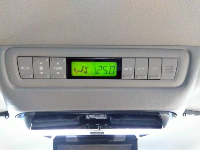 リアオートエアコン♪運転席から頻繁にエアコン設定する必要もなく後部座席も快適に過ごすことができます♪