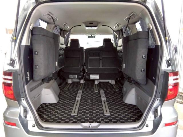 ２列目３列目共にスライドで前方へ簡単に移動できるので大きな荷物を積む際に助かります♪