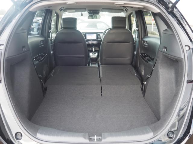 ☆2列目を倒すと広々した荷室になりゴルフバック等の大きな荷物も積めます♪