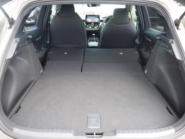 ☆広々した荷室はゴルフバック等の大きな荷物も積めます♪