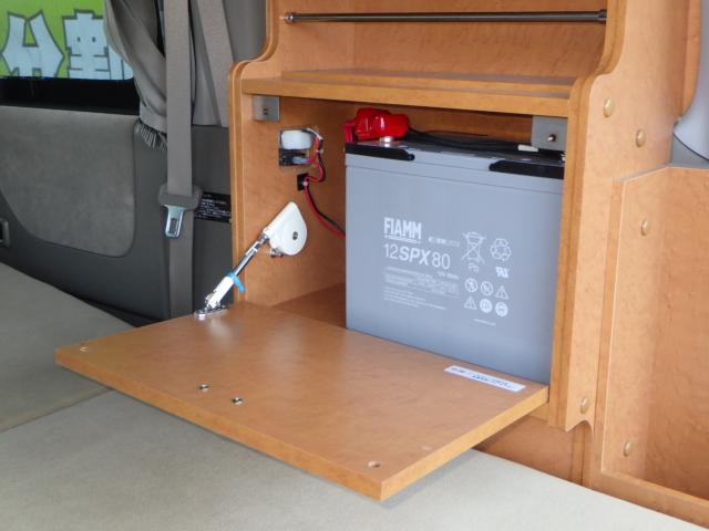 ・４ＷＤ車<br>・オートマ車<br>・インタークーラターボ<br>・車検　令和９年９月２９日まで<br>・ダイハツクラフト（ディーラーオプション）車中泊キット<br>　ベッドマット／スライド式テーブル／多目的引き出し<br>　サイドキャビネット／全面遮光カーテン／防虫ネット<br>　サブバッテリー（80Ah）／走行充電システム<br><br><br> 等、装備充実の一台です！<br><br> 是非一度現車を確認しにご来店頂ければと思います！