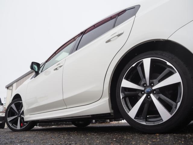 純正18インチAWが足元を煌びやかせます♪