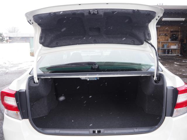 ☆広々した荷室はゴルフバック等の大きな荷物も積めます♪