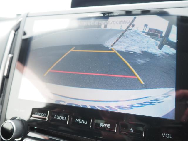 純正8インチビルトインナビ搭載!CD、DVD、ミュージックサーバー、USB、BT接続、地デジの視聴も可能です!バックモニター付きで駐車も楽々♪