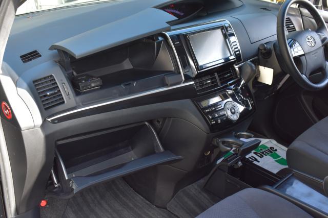 グローブボックスはじめ収納豊富でございます♪