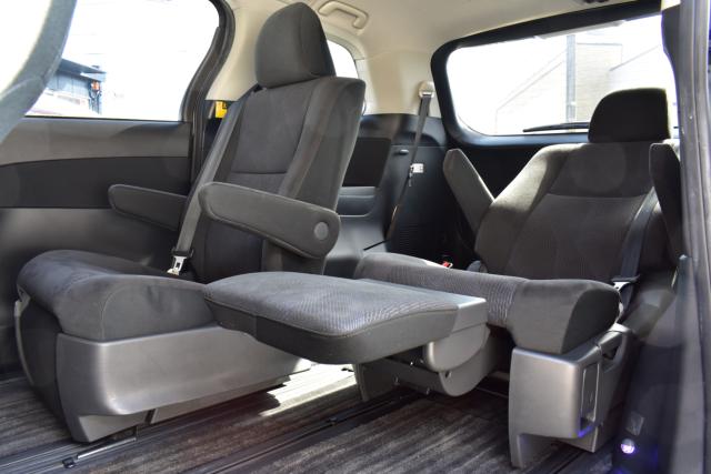ロングスライド、リクライニング、横スライド、両側アームレスト、オットマンで快適な空間でございます♪