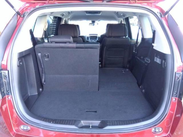 ６：４分割可倒式リアシートを前方に倒すことで、ラゲッジスペースは拡大します♪