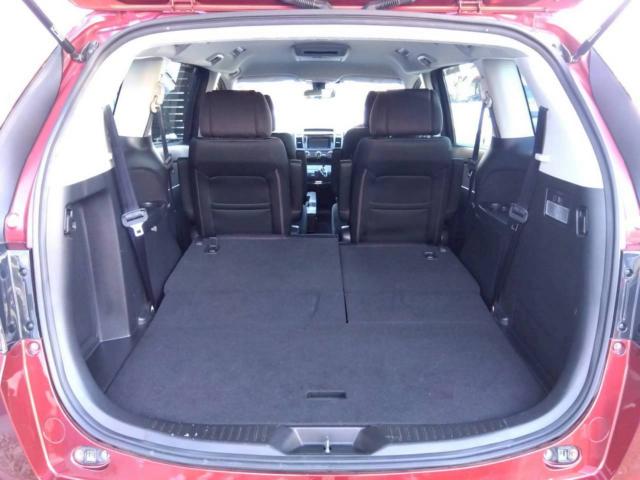 ラゲッジスペースは後部座席を倒すと更に広々とした収納スペースが確保出来ます♪フロアもフラットになりますので荷物の出し入れもラクラクです♪
