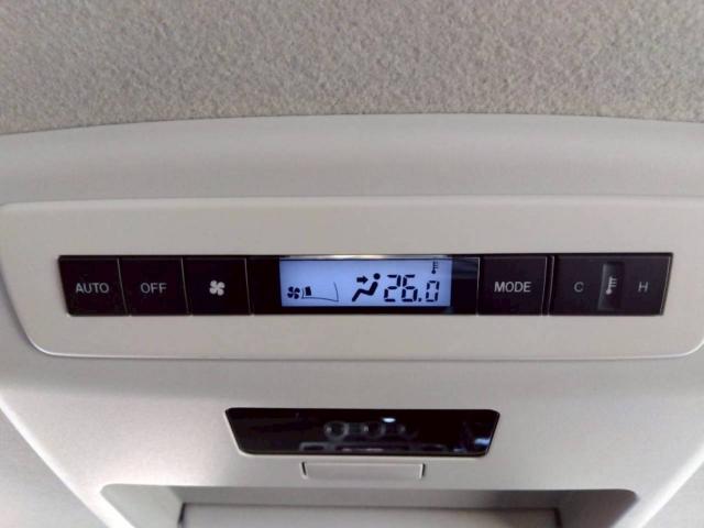 リアオートエアコン♪運転席から頻繁にエアコン設定する必要がなく便利♪