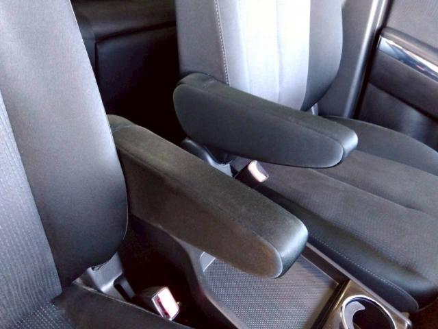 アームレストを使うことで運転中の腕や肩の疲労を軽減し、よりリラックスして運転に集中できます♪