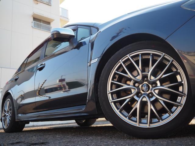 オプション装備の純正18インチAWが足元を煌びやかせます♪