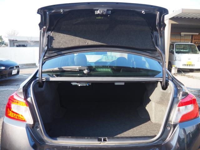 ☆広々した荷室はゴルフバック等の大きな荷物も積めます♪