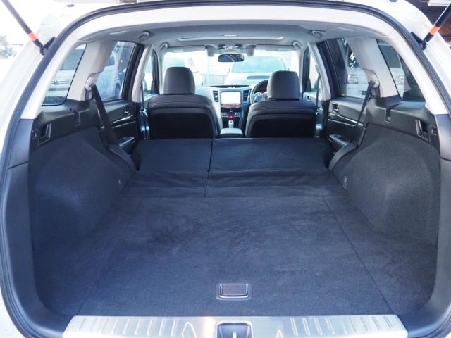 ☆広々した荷室はゴルフバック等の大きな荷物も積めます♪