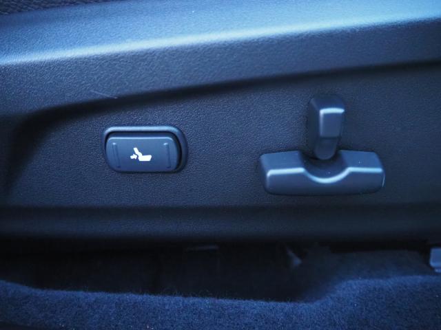 乗る方に合わせてスマートに調節可能なパワーシート搭載！