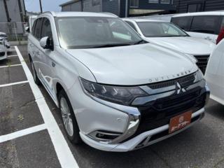 アウトランダーPHEV 2.4 G プラスパッケージ 4WD OPロックフォード9スピーカー 電気温水式ヒーター 純正ナビ パワーバックドア 360°カメラ 運転支援システム LEDヘッドライト