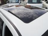 オプション装備のムーンルーフ付き！換気や採光はもちろん、車内にいながら景色を楽しんで頂けます♪