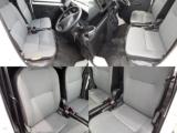 運転席シート破れございます。