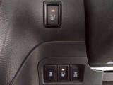 シートヒーター♪運転席・助手席にヒーターを配置。長時間のドライブで負担のかかりやすい腰、寒い日や夏の冷房中に冷えやすい下肢を温めます♪