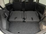 後席を倒すと大きい荷物も楽々入ります!