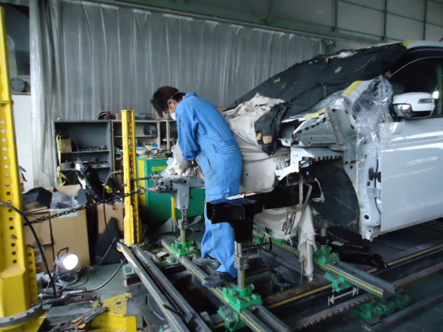 イタリア製最新のジグ修正機により、ミリ単位で新車と同じ寸法を復元致します。